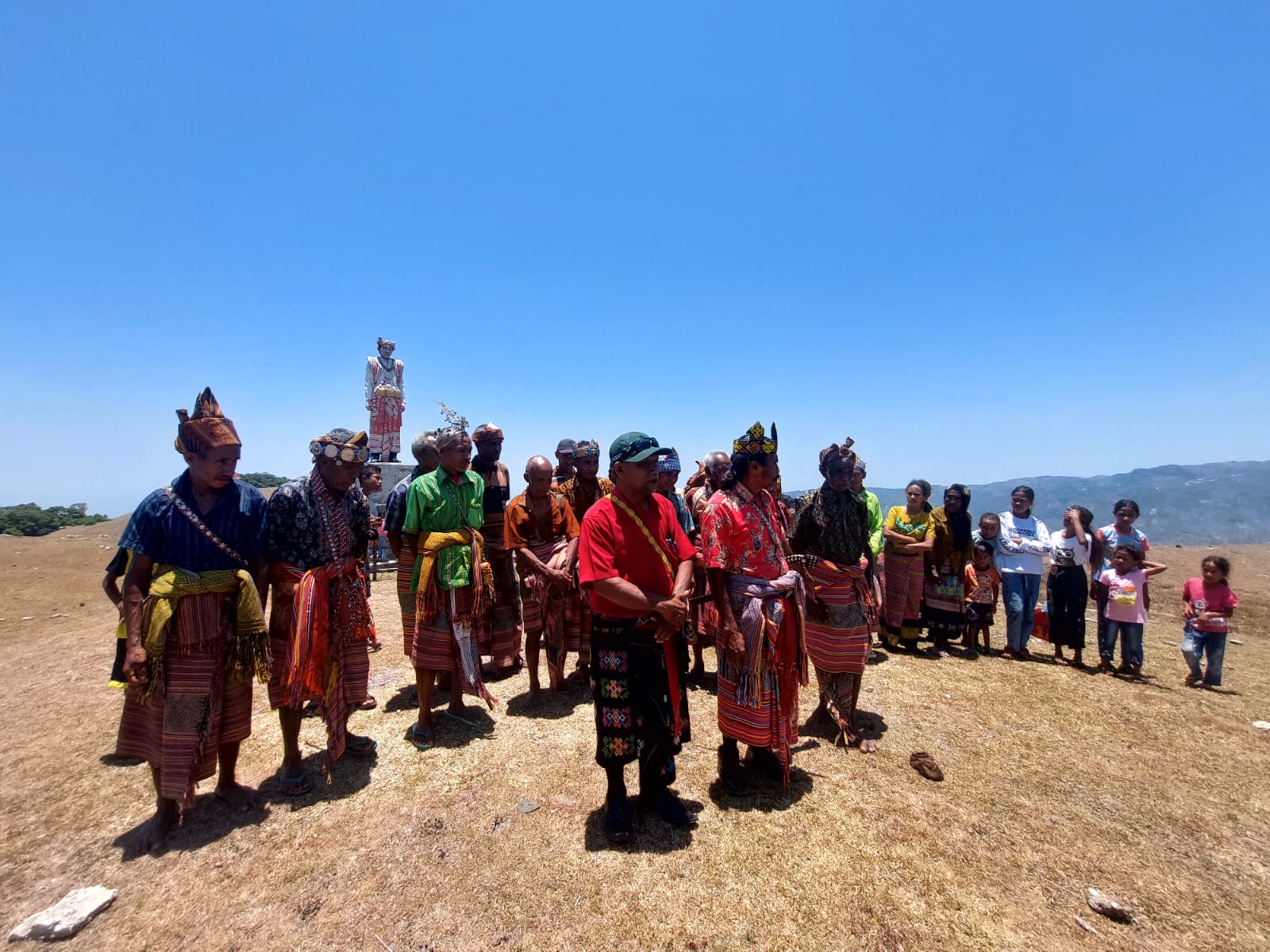 Ritual Dilakukan oleh Warga Adat NTT di Patung Jokowi, Menolak Ide Gibran sebagai Cawapres