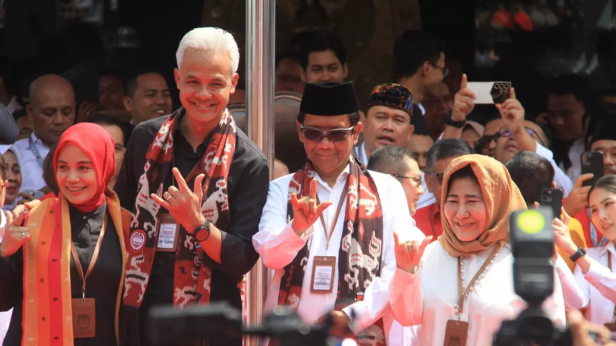 Gibran menerima tawaran menjadi calon Wakil Presiden Prabowo Subianto, Ganjar Pranowo-Mahfud MD memberikan ucapan selamat.