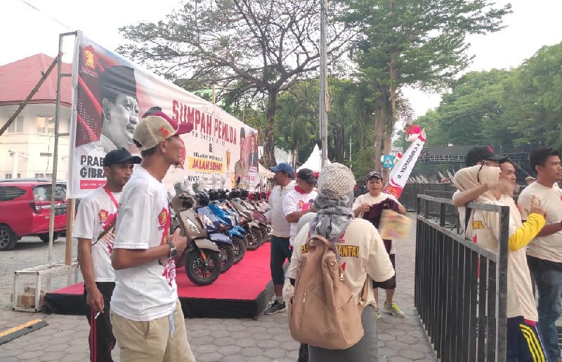 Prabowo-Gibran Tampilkan Popularitas di Jalan Sehat Sumpah Pemuda Makassar dengan Gambar