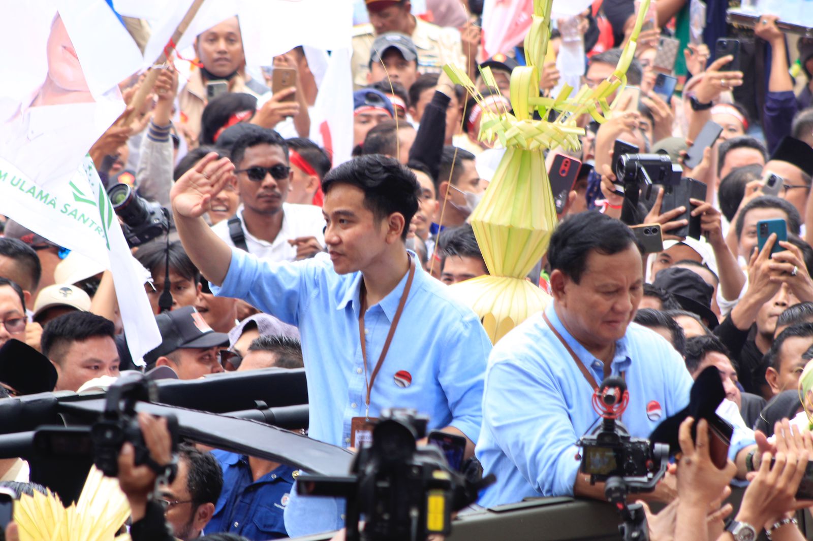 Prabowo-Gibran Tumpangi Bus Listrik dan Komitmen Lanjutkan Ekosistem Green Energy serta Zero Emission Menuju KPU