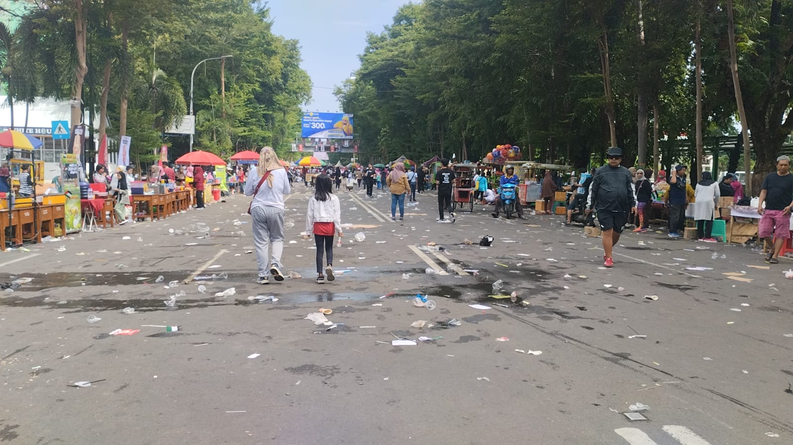 Jalan Sehat Ganjar di Makassar Menyebarkan Banyak Sampah, Bukan Hanya Sukses