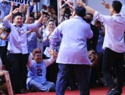 Foto Mayor Teddy Angkat 2 Jari, Jhon Sitorus: TNI Terlalu Tidak Tegas Terhadap Prabowo