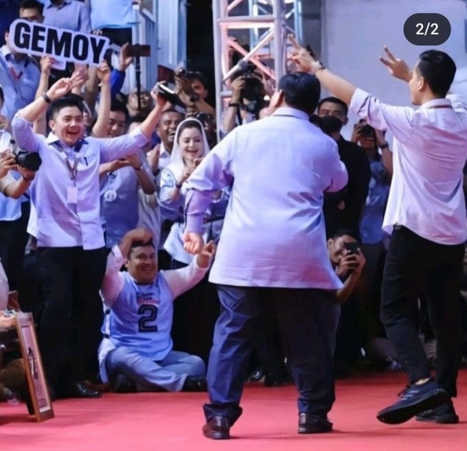 Foto Mayor Teddy Angkat 2 Jari, Jhon Sitorus: TNI Terlalu Tidak Tegas Terhadap Prabowo