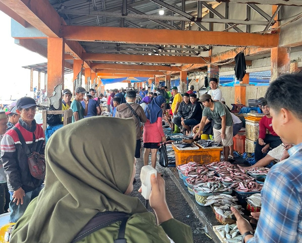 Sosialisasi KPU Makassar di Pelelangan Ikan Paotere Menyasar Pedagang dan Pengunjung