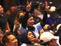 Emak-Emak Relawan di Bandung Menggetarkan Prabowo, Jabatan Erat Tangannya