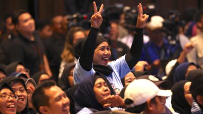 Emak-Emak Relawan di Bandung Menggetarkan Prabowo, Jabatan Erat Tangannya