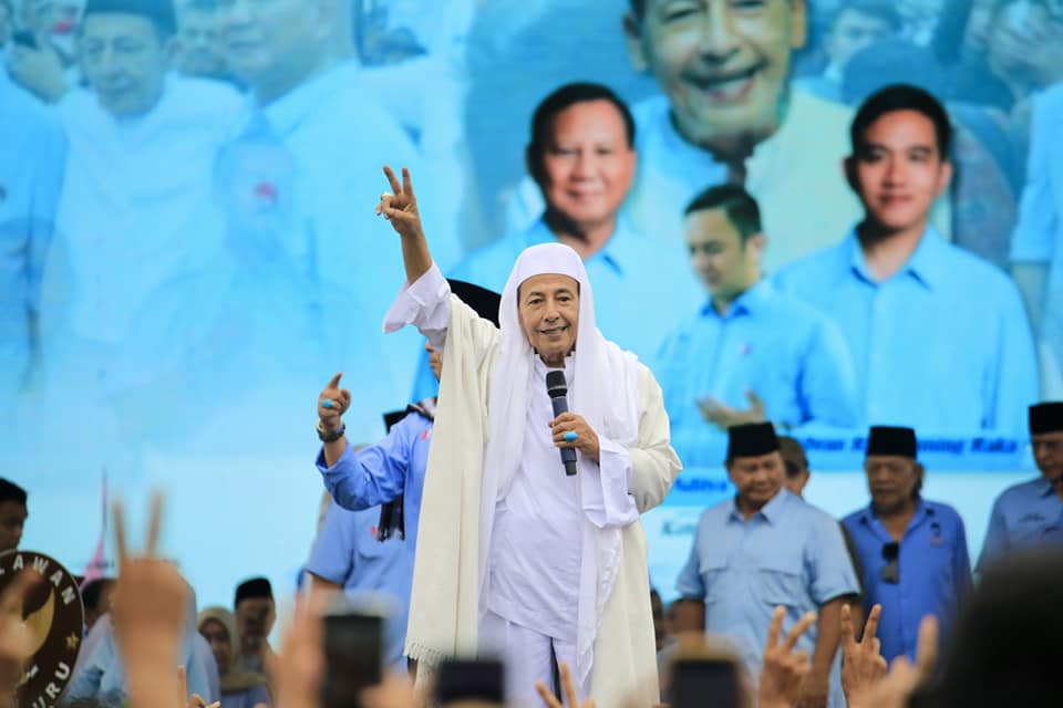 Prabowo dan Para Relawan Bertemu dengan Guru Nderek Habib Luthfi untuk Bershalawat di Serang