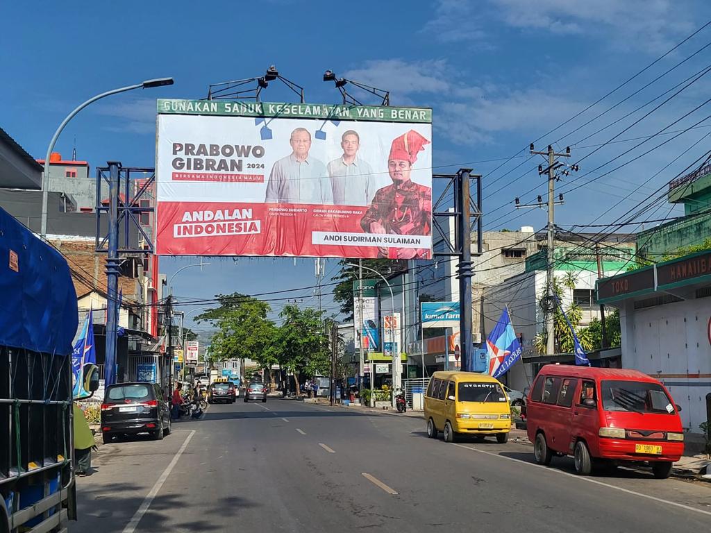 Baliho Andi Sudirman Penuhi Jalan Poros di Sulsel untuk Dukung Prabowo-Gibran di Pilpres