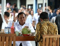 Jokowi dan Prabowo Nikmati Bakso Bandongan di Kios Kaki Lima Magelang, Jawa Tengah