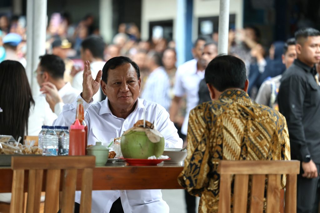 Jokowi dan Prabowo Nikmati Bakso Bandongan di Kios Kaki Lima Magelang, Jawa Tengah