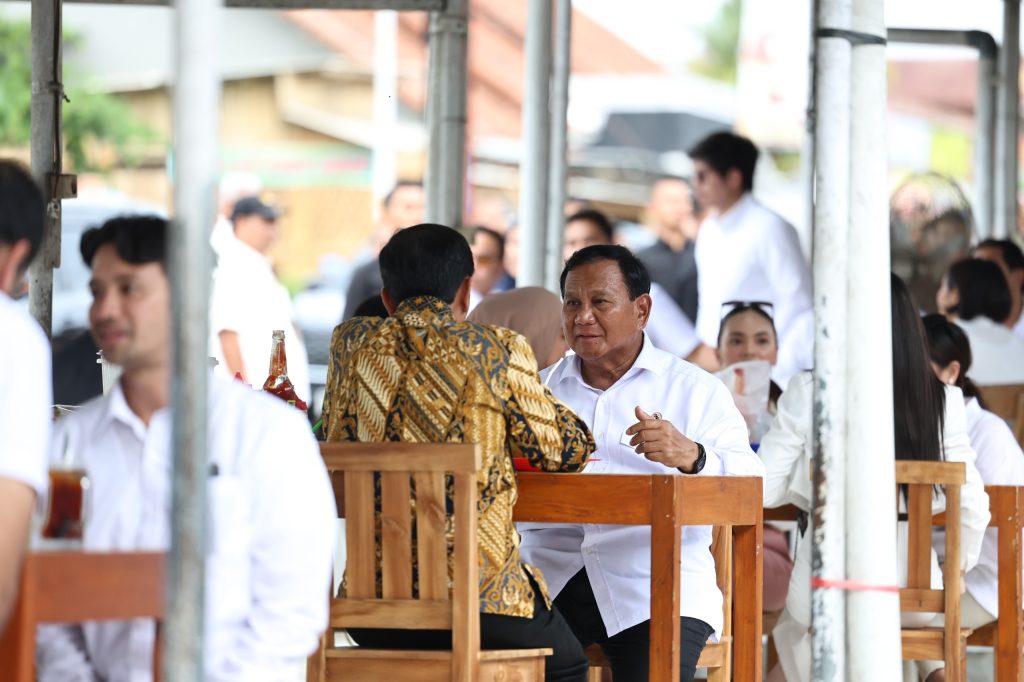 Prabowo dan Jokowi mampir makan bakso, doakan usaha kuliner Sholeh sukses