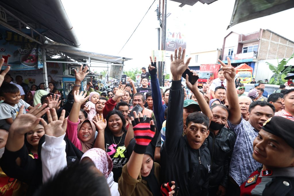 Ratusan Warga Jateng Antusias Melihat Jokowi dan Prabowo Makan Bakso Bersama: Semoga Tetap Merakyat