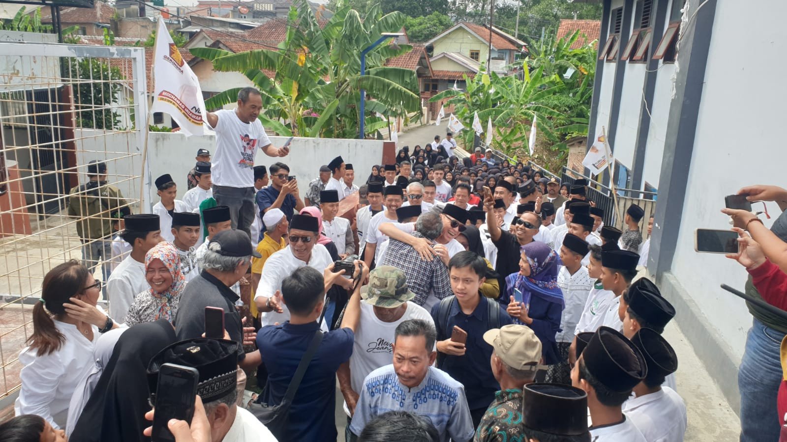 Ratusan Warga Tegukan Iwan Bule saat Kembali ke Kampung Halaman