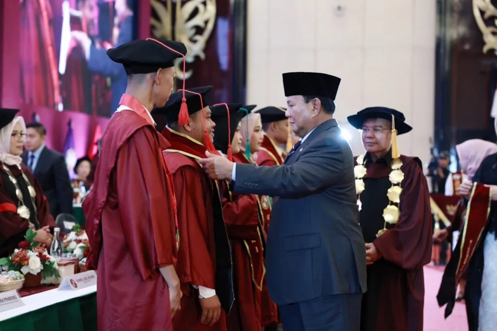 Prabowo Subianto Hadiri Wisuda UKRI: Pesan kepada Generasi Muda, Jadilah Pemimpin yang Mencintai Rakyat