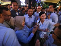 Prabowo Bersenang-senang di Malang, Joget Bersama Denny Caknan dan Menerima Hadiah dari Warga