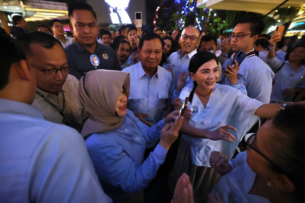 Prabowo Bersenang-senang di Malang, Joget Bersama Denny Caknan dan Menerima Hadiah dari Warga