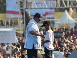 Prabowo Diberi Cemilan Kacang Oven oleh Anak Warga Saat Orasi di Medan