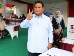 Prabowo Subianto Memilih di TPS 033 Bojong Koneng, Mengangkat Dua Jari Sebagai Salam