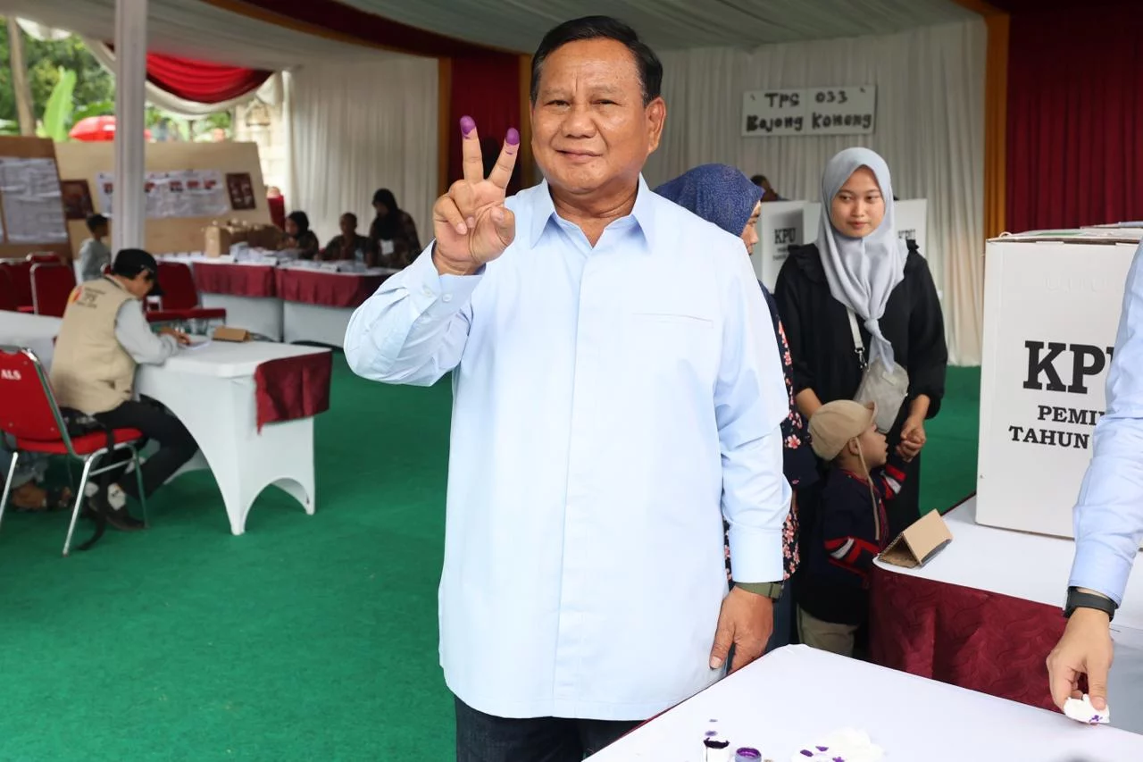 Prabowo Subianto Memilih di TPS 033 Bojong Koneng, Mengangkat Dua Jari Sebagai Salam