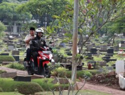 Prabowo Subianto Mengendarai Motor dan Ziarah ke Makam Ayahnya setelah Pemilu, Disambut oleh Ratusan Warga