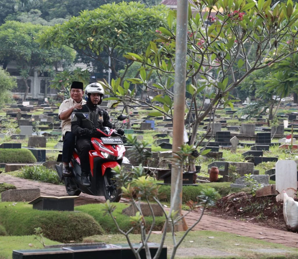 Prabowo Subianto Mengendarai Motor dan Ziarah ke Makam Ayahnya setelah Pemilu, Disambut oleh Ratusan Warga