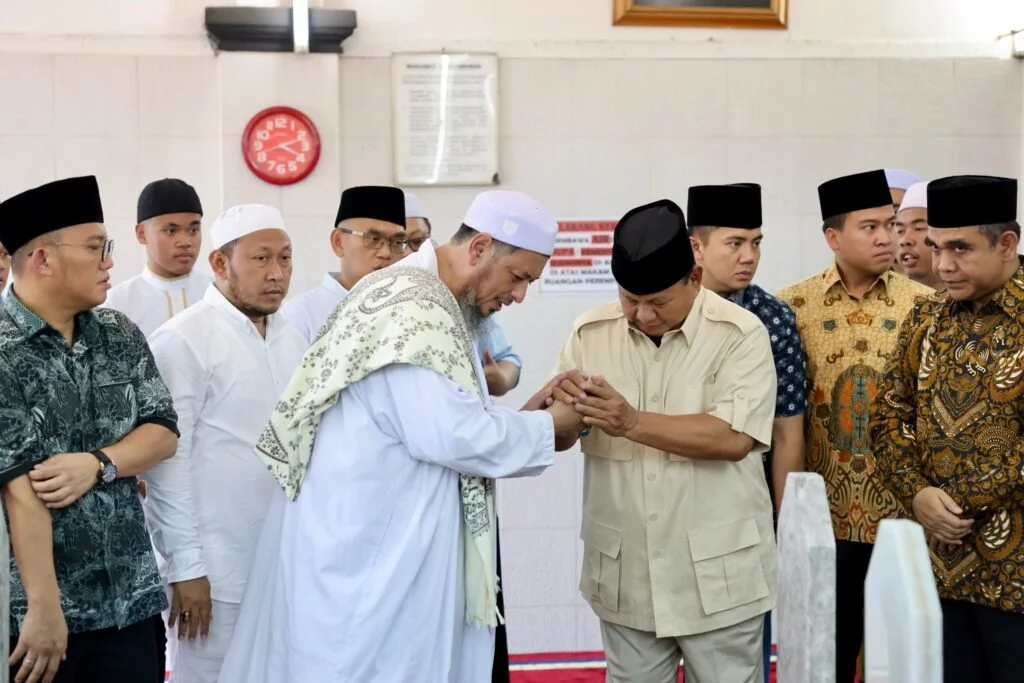 Prabowo Subianto Berziarah ke Habib Ali Kwitang dan Meminta Doa: Agar Pekerjaan Kita Baik ke Depan