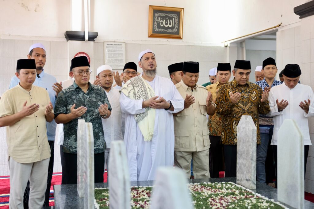 Prabowo Subianto Beberkan Keterkaitan Keluarga Saat Ziarah ke Makam Habib Ali Kwitang