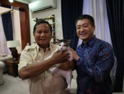 Prabowo Subianto Menerima Ucapan Selamat dari Dubes China di Kertanegara Sambil Didampingi Kucing Bobby