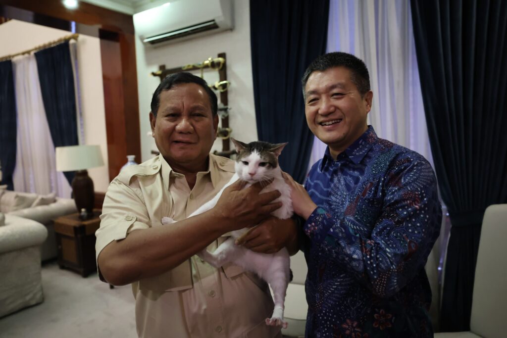 Prabowo Subianto Menerima Ucapan Selamat dari Dubes China di Kertanegara Sambil Didampingi Kucing Bobby