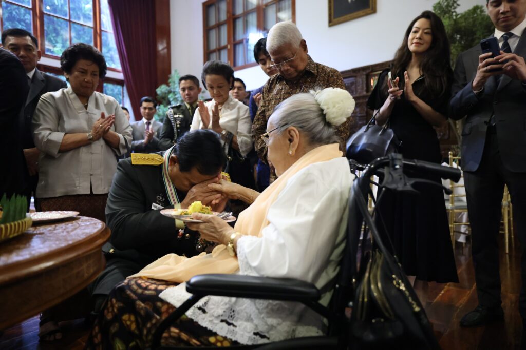 Prabowo mengadakan syukuran dan sungkem ke Sukartini Djojohadikusumo setelah dianugerahi Jenderal Bintang 4.