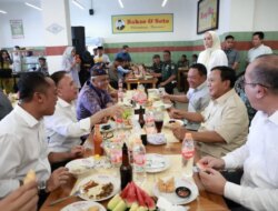 Prabowo Subianto Menikmati Bakso di Cimahi, Bersama Warga Nyanyi dan Meriahkan Suasana