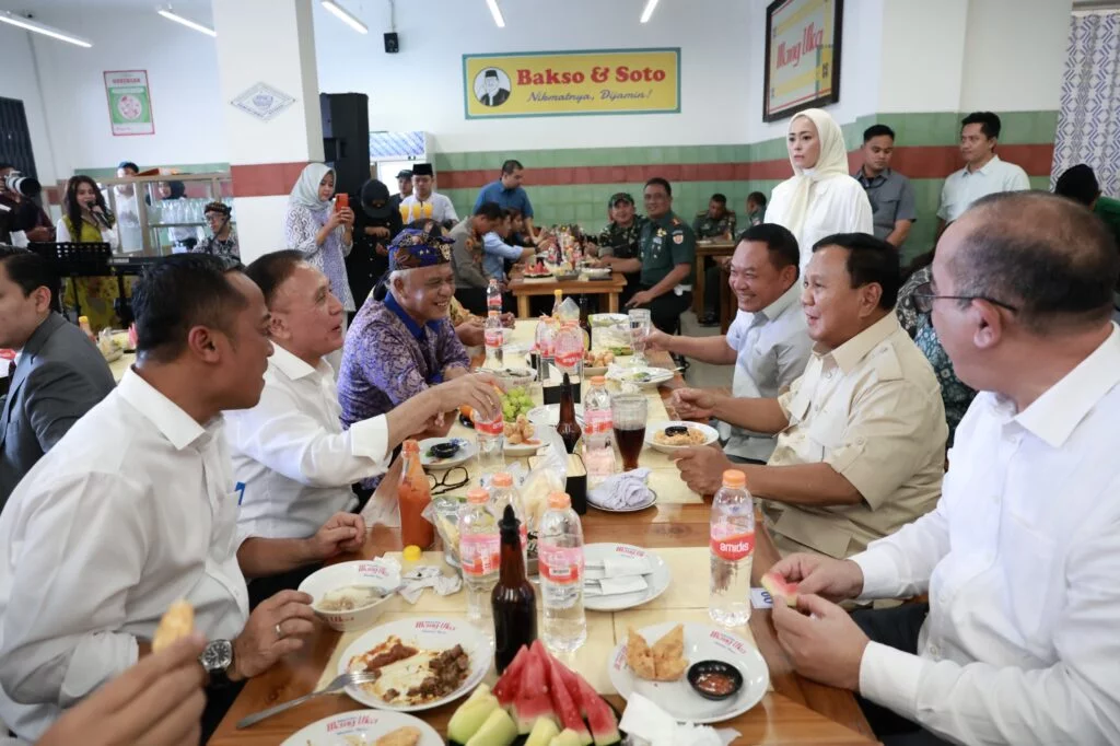 Prabowo Subianto Menikmati Bakso di Cimahi, Bersama Warga Nyanyi dan Meriahkan Suasana