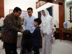 Momen Bahagia Prabowo Subianto dan Gibran Rakabuming Raka pada Acara Halal Bihalal Bersama Keluarga