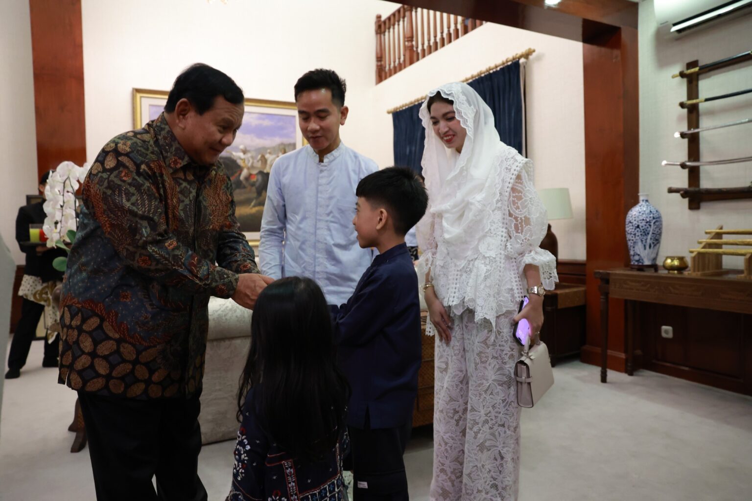 Momen Bahagia Prabowo Subianto dan Gibran Rakabuming Raka pada Acara Halal Bihalal Bersama Keluarga