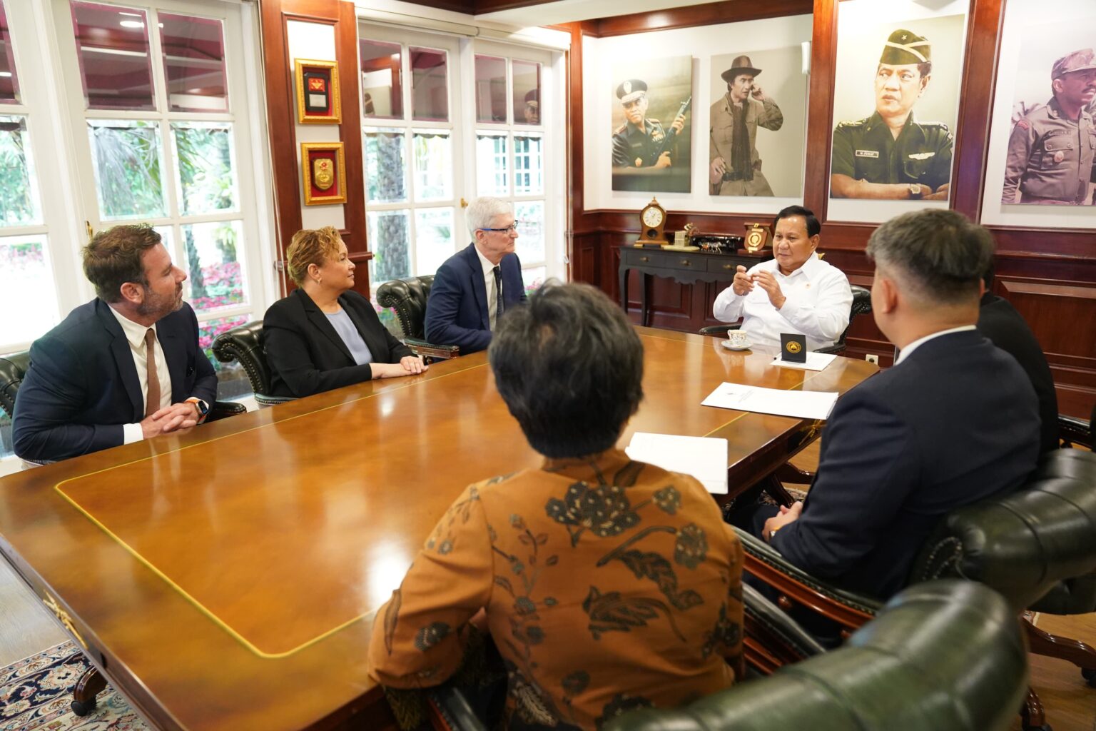 Pasca Mengirim Surat Ucapan Selamat, CEO Apple Tim Cook Bertandang ke Markas Prabowo Subianto sebagai Presiden Terpilih