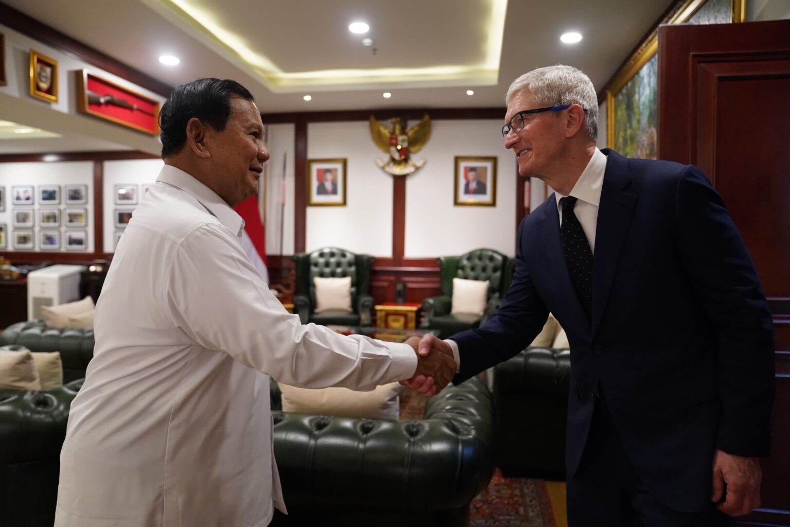 Apple’s CEO Tim Cook Pays a Visit to President-Elect Prabowo Subianto After Sending a Congratulations Letter