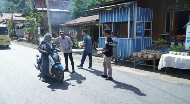 Tim Bebas Mengadakan Pembagian Roti untuk Masyarakat agar Terhindar dari Stunting