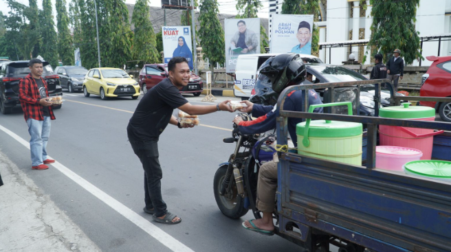 Relawan Bebas Manggazali Bagikan 1.000 Roti, Warga Mengucapkan Terima Kasih Karena Sangat Membantu