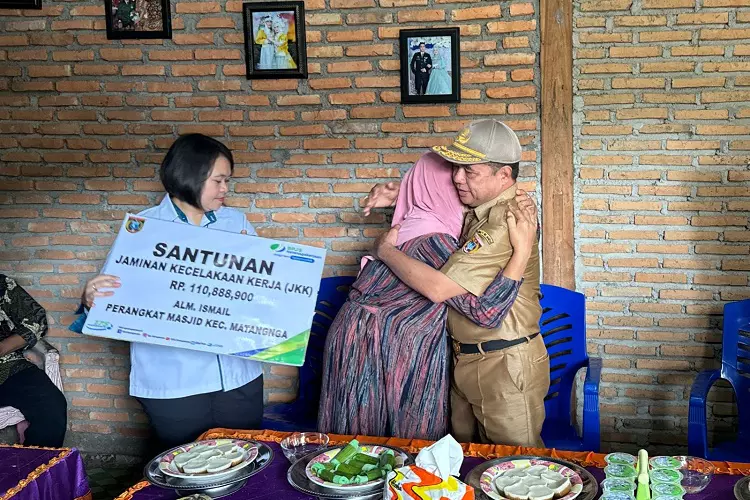 Sekretaris Daerah Menyerahkan Santunan Kematian sebesar Rp110,8 Juta kepada Ahli Waris Perangkat Masjid di Matangnga