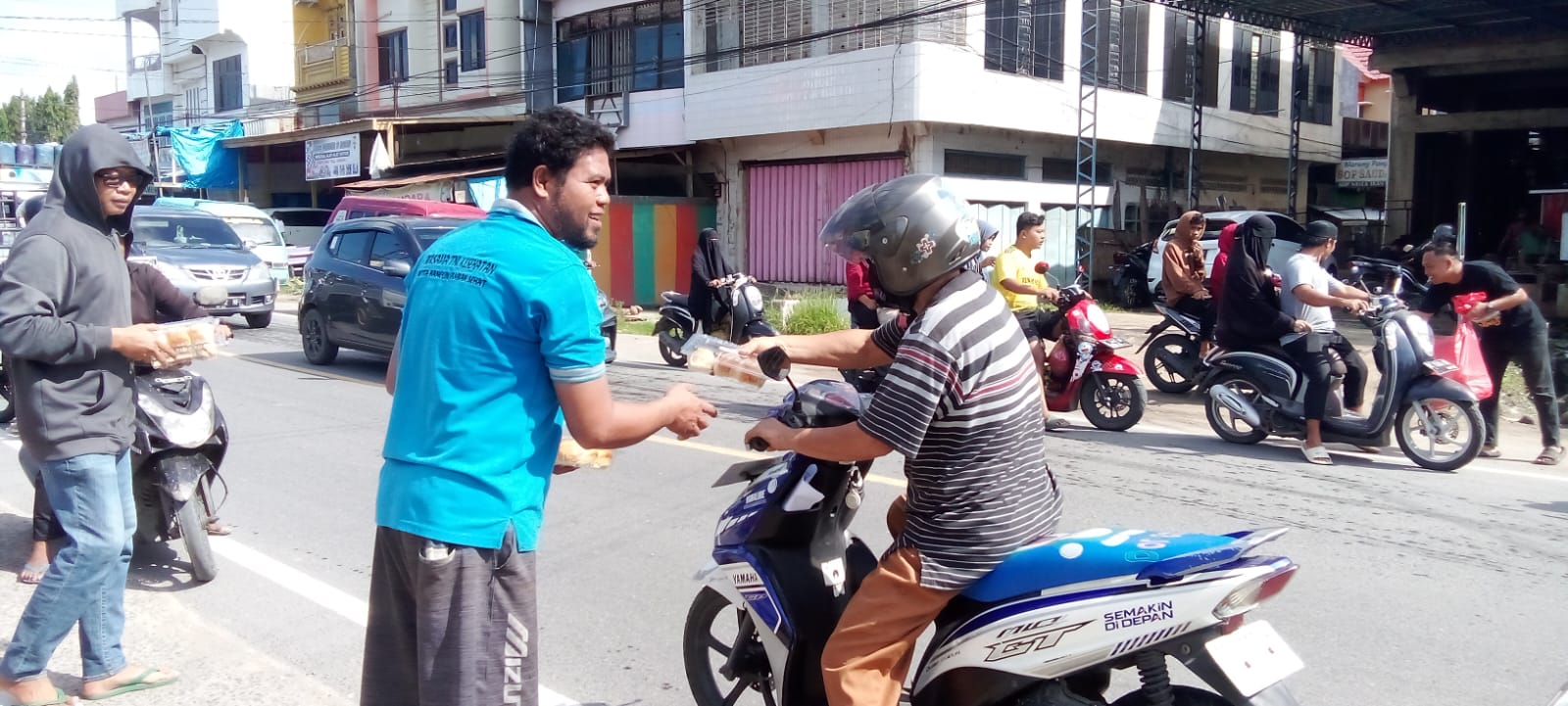 Warga Wonomulyo Bagi-bagi Roti untuk Relawan, Berharap Manggazali Bebas Terpilih Sebagai Bupati