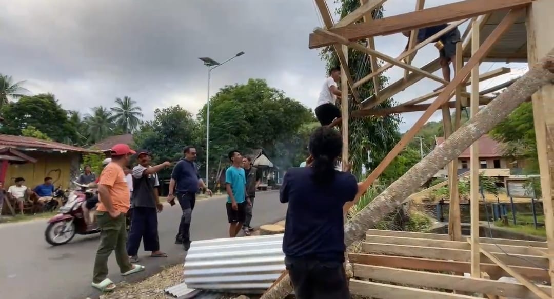 Warga Kecamatan Anreapi Menerima Kritik atas Pembangunan Posko Pemenangan Bebas