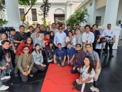 Foto Bersama Wartawan Istana dengan Prabowo Subianto Mengenakan Kacamata Hitam