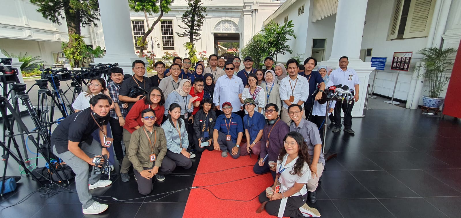 Foto Bersama Wartawan Istana dengan Prabowo Subianto Mengenakan Kacamata Hitam