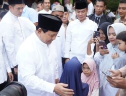 Prabowo Subianto Menyapa Warga di Hambalang Bogor saat Iduladha 1445 H