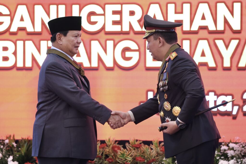 Prabowo Subianto Dihibur dengan Penghargaan Bintang Bhayangkara Utama dari Kepala Kepolisian Indonesia