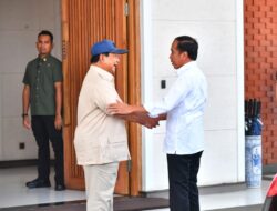 Prabowo Subianto Mendekati Jokowi di Halim untuk Memberikan Ucapan Selamat Ulang Tahun secara Langsung