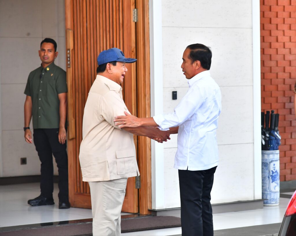 Prabowo Subianto Mendekati Jokowi di Halim untuk Memberikan Ucapan Selamat Ulang Tahun secara Langsung