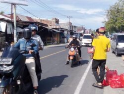 Relawan Kembali Bagikan 1000 Pcs Roti di Campalagian pada Jumat Berkah