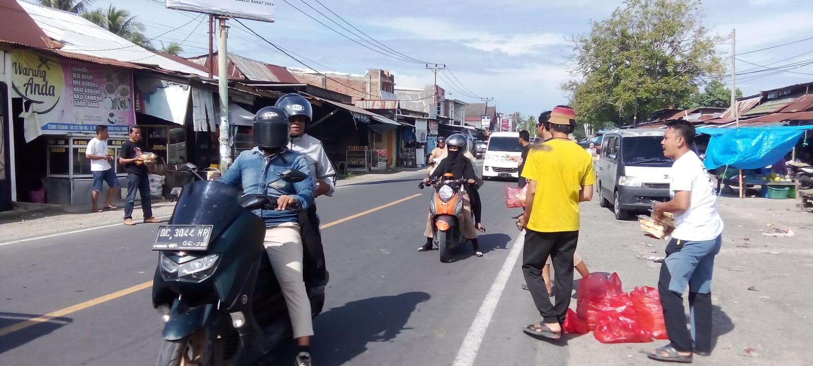 Relawan Kembali Bagikan 1000 Pcs Roti di Campalagian pada Jumat Berkah