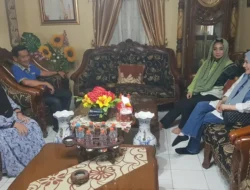 Cici Paramida dan Siti KDI Mengunjungi Rumah Mantan Wakil Bupati Polman Najamuddin Ibrahim